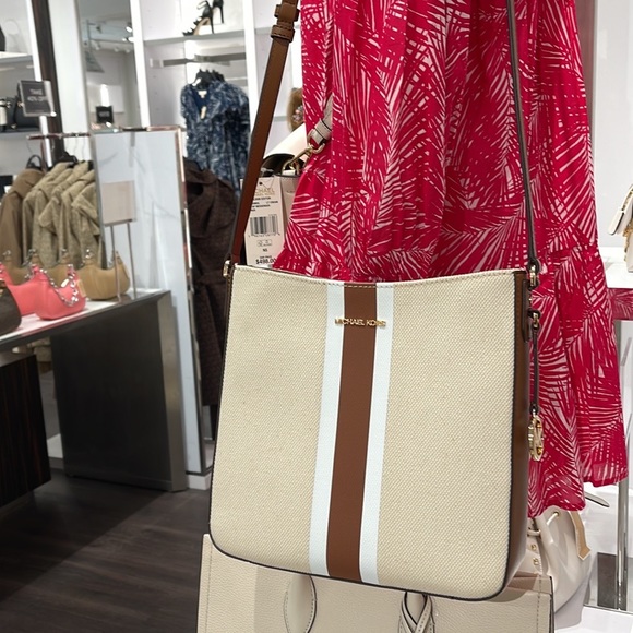 Michael Kors Jet Set Travel Large Messenger Bag (Luggage) 35S3GTVM3C
NWT - Picture 4 of 16